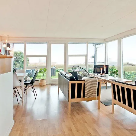 Three-bedroom Holiday In 8 Holiday home