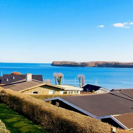 Three-bedroom Holiday In 8 *